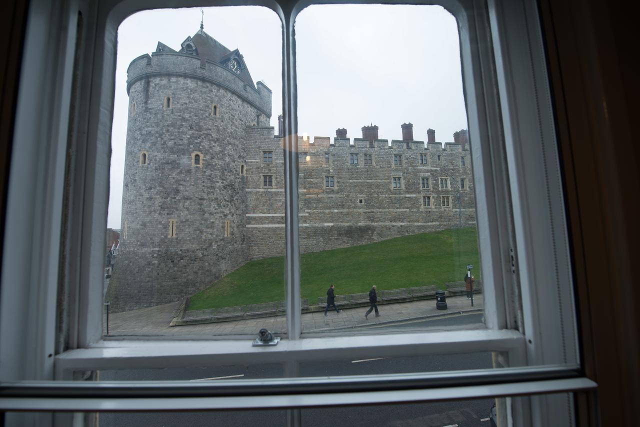 Central Windsor Apartment Facing The Castle Exterior photo