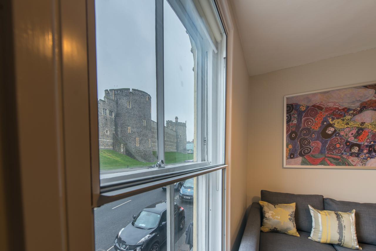 Central Windsor Apartment Facing The Castle Exterior photo
